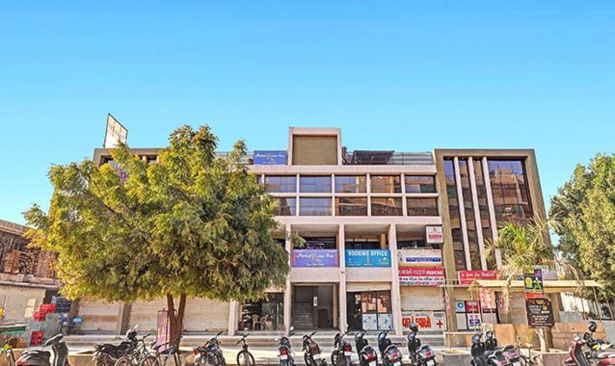 Fabhotel Relax Gandhinagar Bagian luar foto